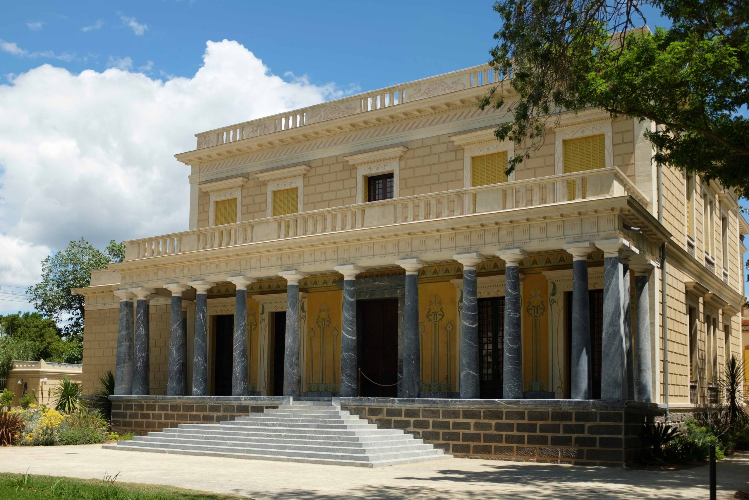 Façade du château Laurens
